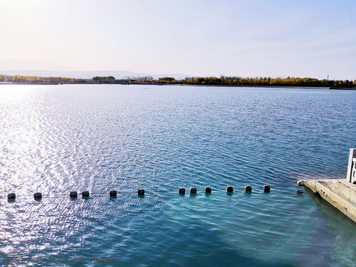 湖面图片 水面 湖面 驳岸 人造石 蓝天 植物 自然景观 自然风景