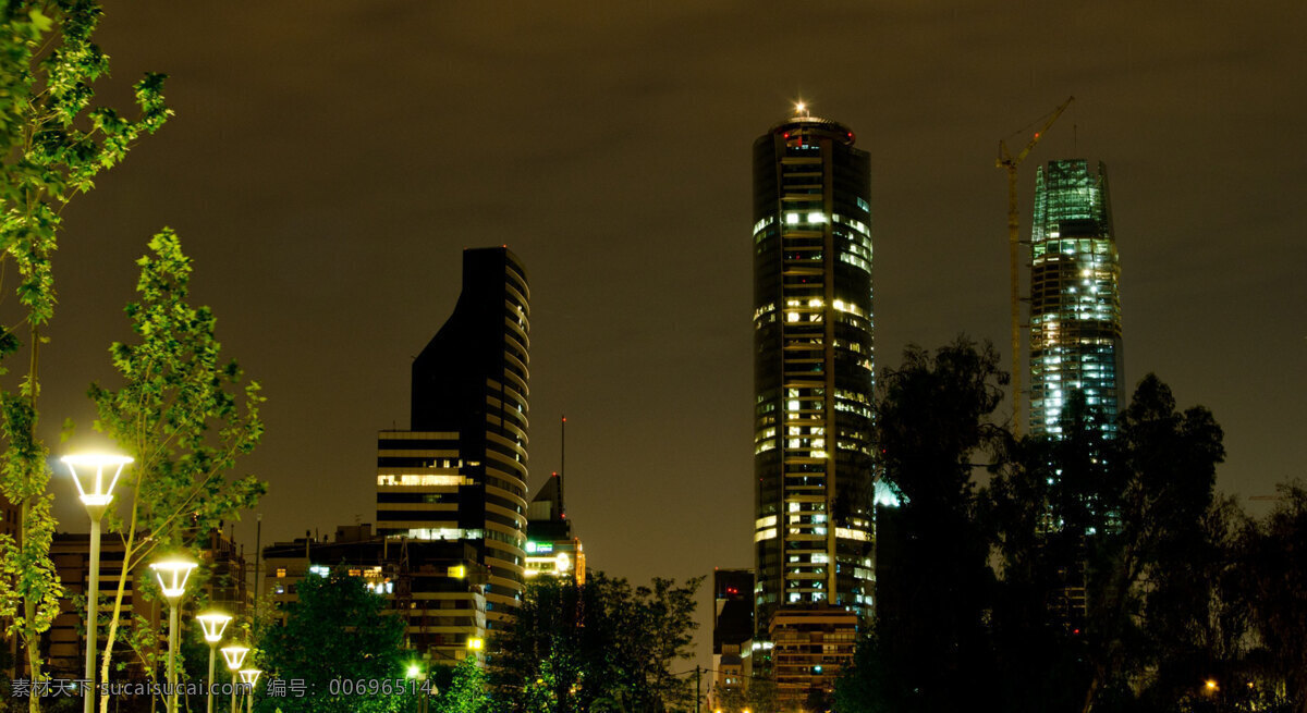 城市 建筑 夜景 風(fēng)光圖片 路燈 樹木 房屋 建筑物 燈光效果 灰綠色天空 建筑攝影 建筑園林