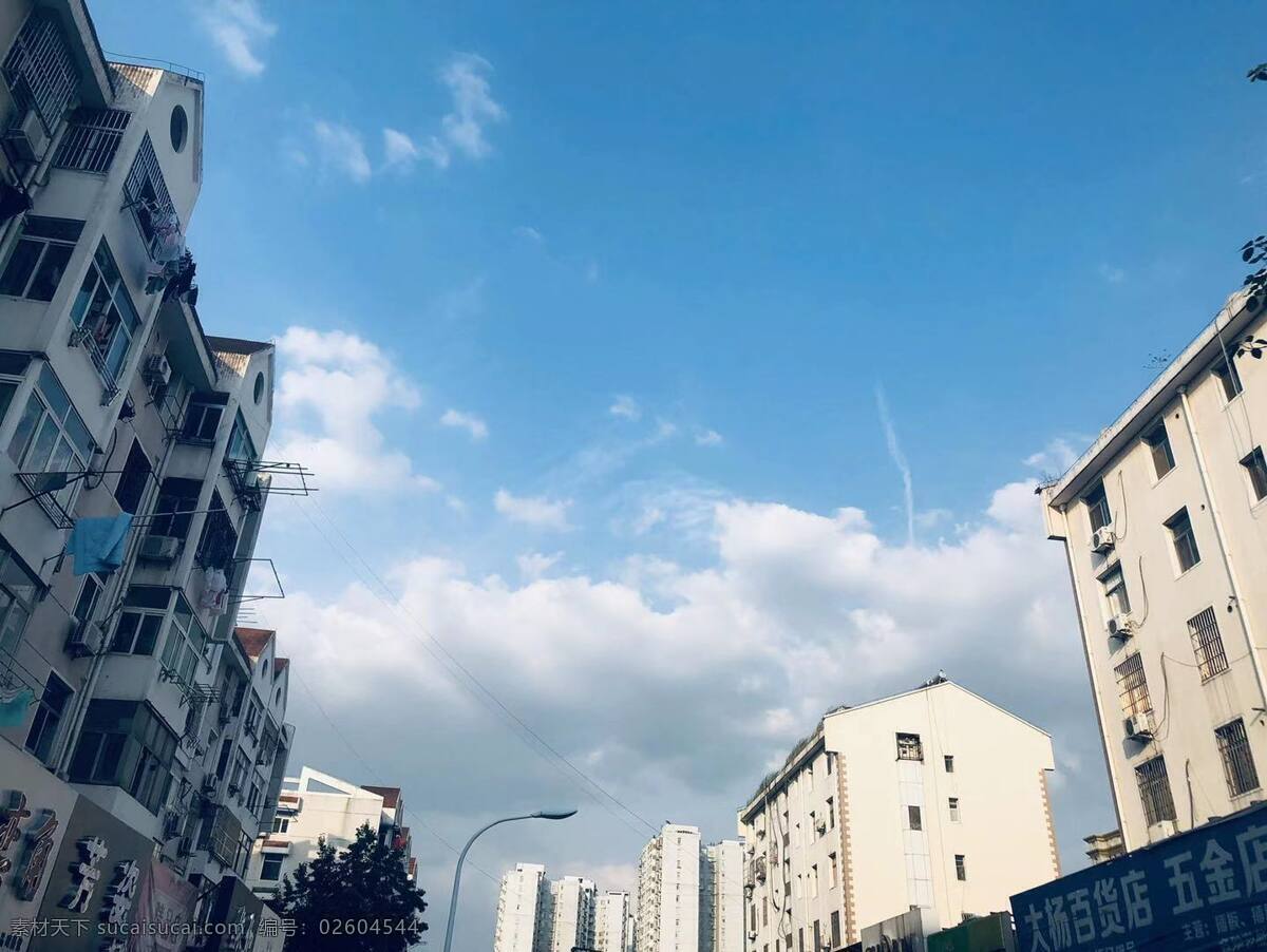 午后天空圖片 小城市 仰拍天空 美景 襯托 小高樓 自然景觀 建筑景觀