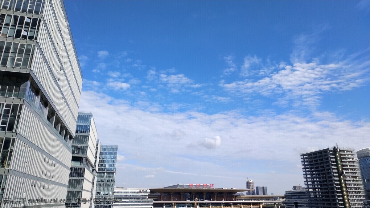 南京南站 蓝天白云图片 蓝天白云 照片 天空 开阔 旅游摄影 国内旅游