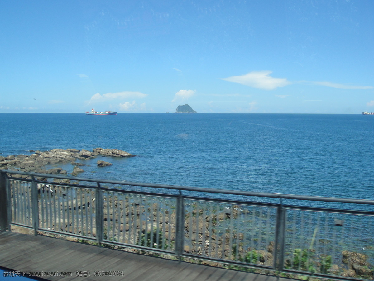 大海 海面 海灘 欄桿 藍天 旅游攝影 小島 自然風景 psd源文件