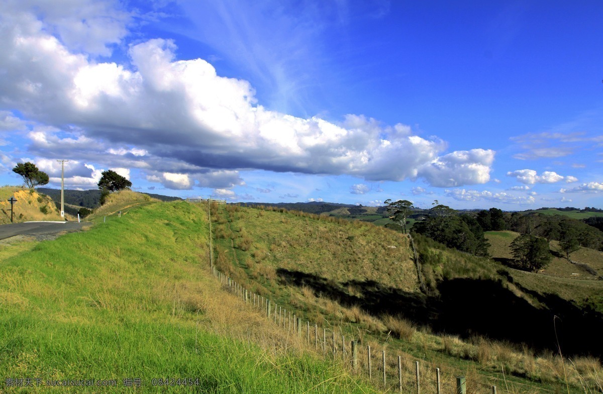 新西兰 自然风光 天空 蓝天 白云 云朵 群山 山坡 绿树 绿地 草地 围栏 道路 新西兰风光 自然景观 自然风景