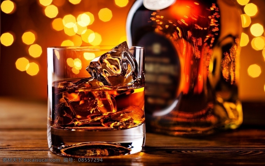 威士忌图片 威士忌 烈酒 冰块 玻璃酒杯 酒水 美食 饮料 酒杯 加冰威士忌 餐饮美食 饮料酒水