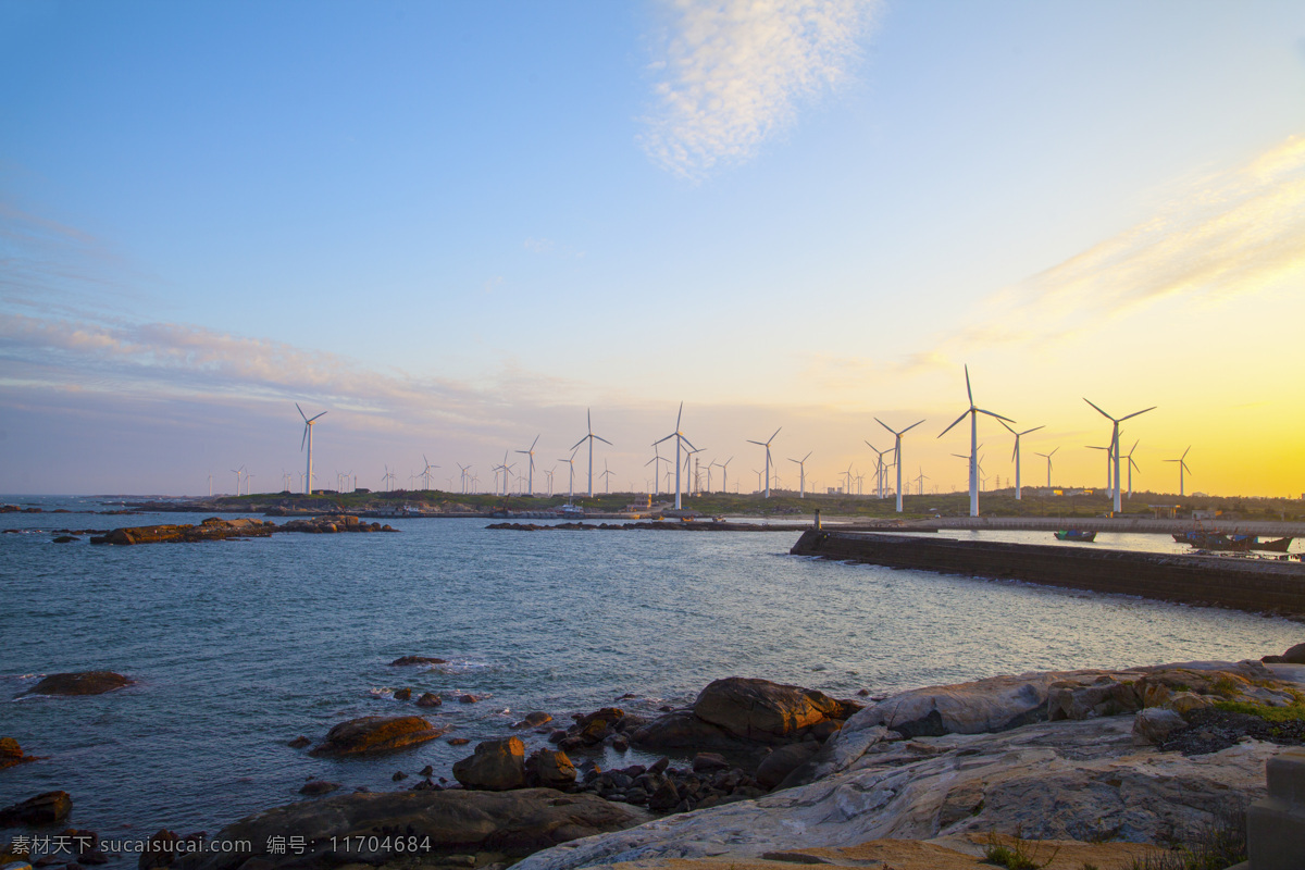 夕陽 下 風(fēng)力 發(fā)電機(jī) 惠來 風(fēng)力發(fā)電機(jī) 海灘 礁石 藍(lán)天 白云 海浪 旅游攝影 國內(nèi)旅游