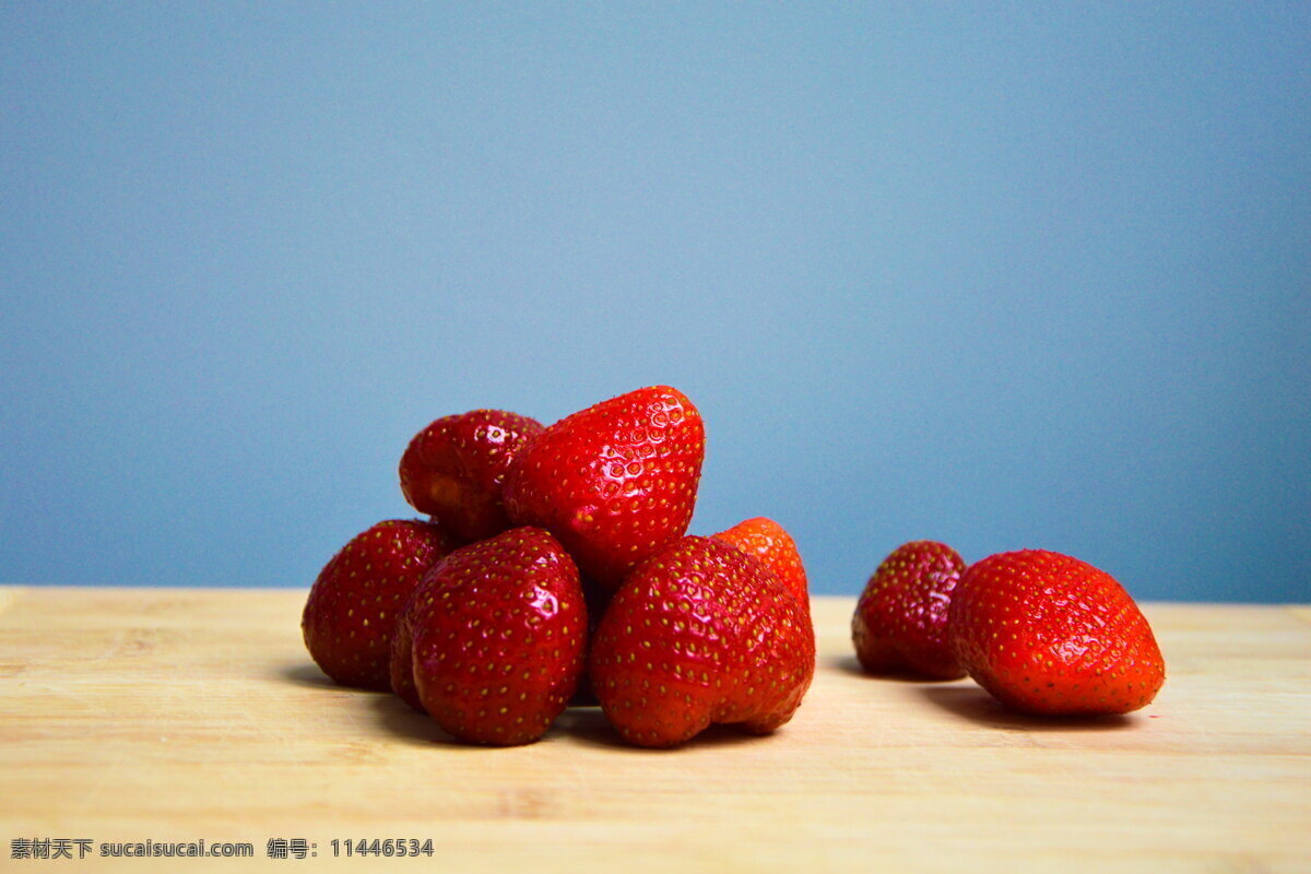 桌子 上 草莓 高清 图 桌面 高清水果图片 美食 红色