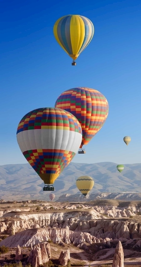 热气球图片 热气球 飞行 山 天空 浪漫 旅行