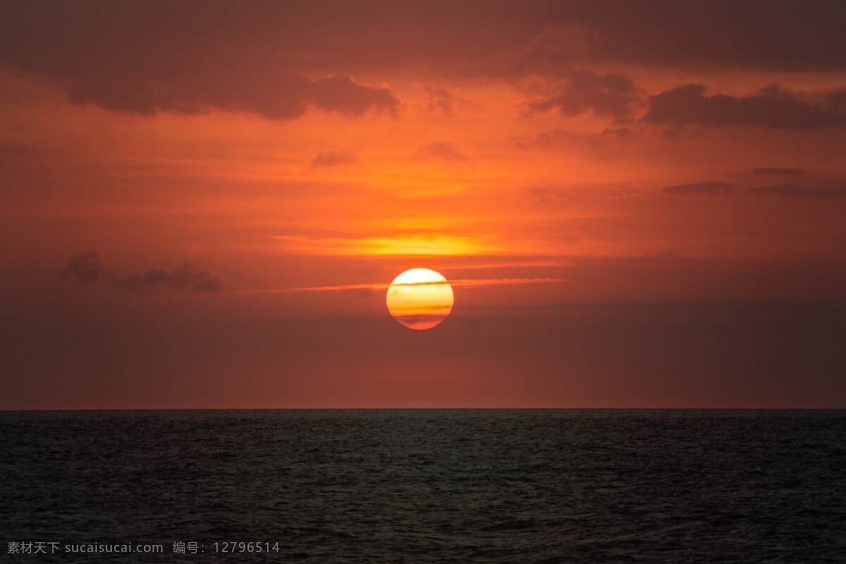 海邊圖片 海邊 海岸線 小船 皮劃艇 沙灘 海浪 浪花 礁石 天空 云朵 景色 美景 風(fēng)景 自然景觀 自然風(fēng)景