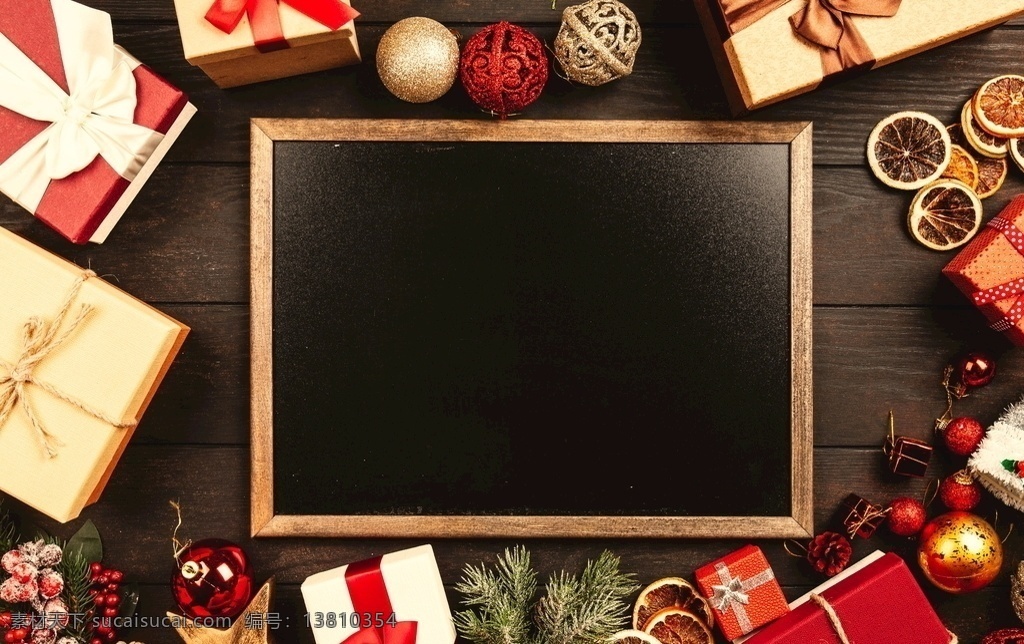 特写照片 黑色 板 黑板 盒子图片 盒子 庆典 圣诞 礼品 假日 礼物 装饰 圣诞装饰 桌子 圣诞树 直接在上面 圣诞饰品 高角度视图 树