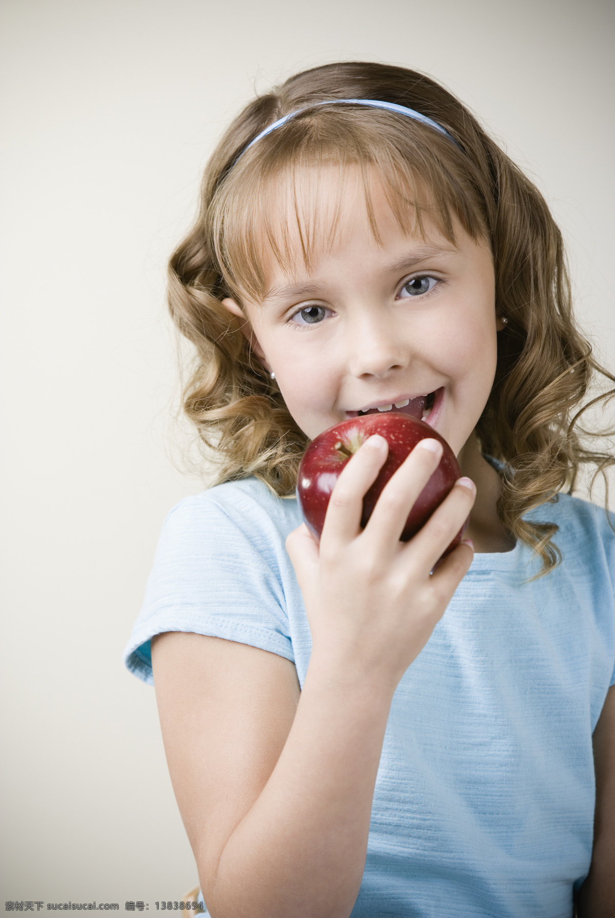 吃 苹果 小女孩 吃苹果 天真无邪 童真 吃水果 外国小朋友 外国小孩 儿童图片 人物图片