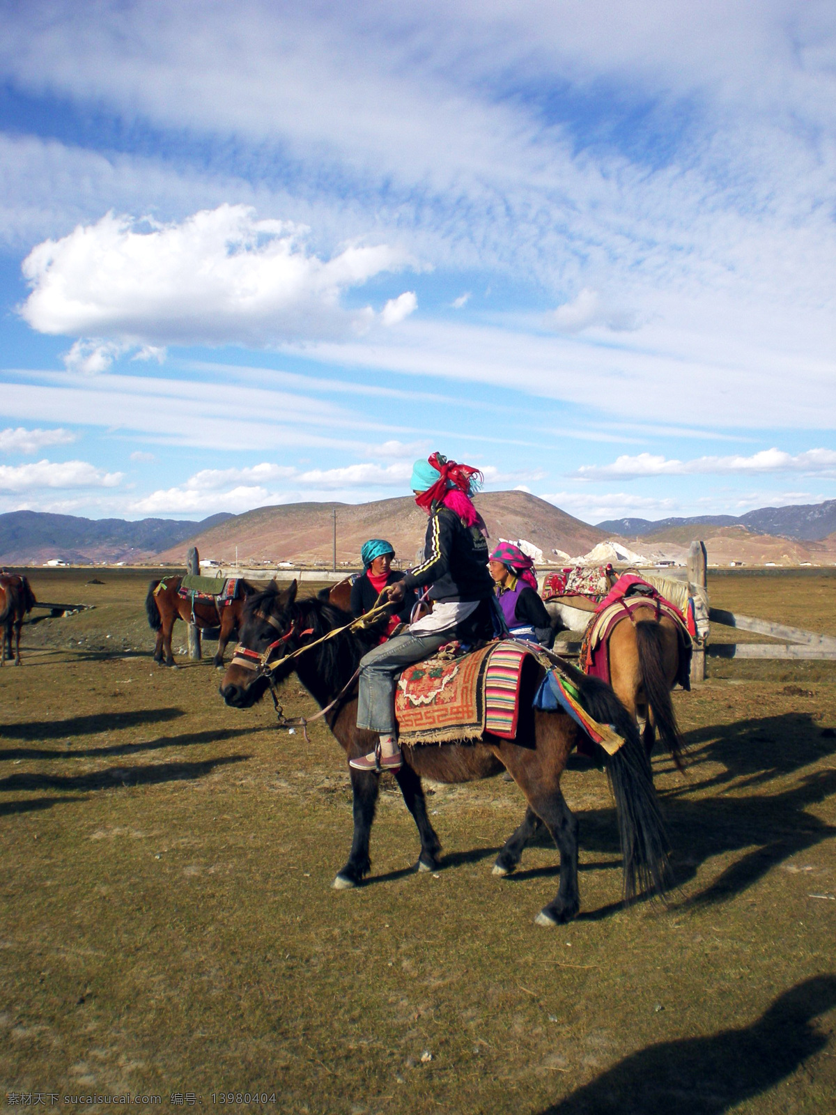 藏族人民 藏族牧民 藏族牧民骑马 西藏文化 西藏牧民 草原上骑马 草原 上 少数民族 人文景观 旅游摄影
