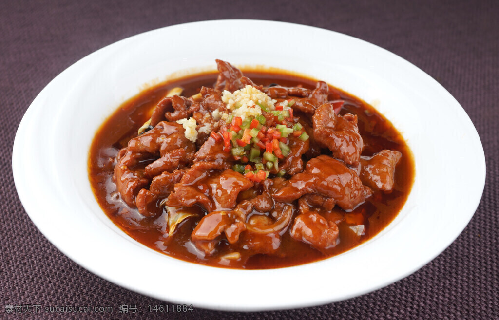 水煮牛肉 正宗川菜 麻辣美食 中餐美食 經(jīng)典菜肴 川味牛肉 香辣牛肉 家常菜 辣椒紅油 四川風(fēng)味 傳統(tǒng)美食 牛肉片 辣味湯汁 中式烹飪 四川菜系
