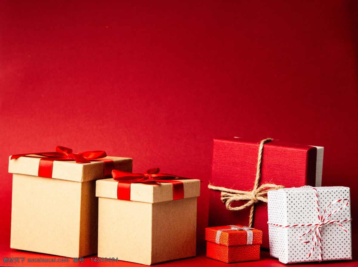 礼品盒 几个礼品盒 背景 圣诞礼物 礼品 框 红色 容器 弓 礼物盒 庆典 绑弓 假日 包装纸 工作室拍摄 室内 彩色的背景 惊 复制空间 包 没有人
