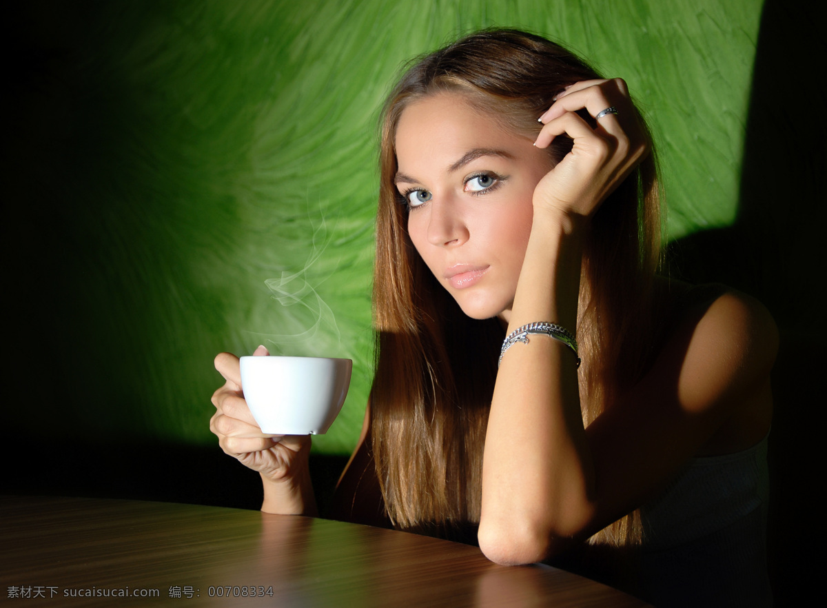 咖啡馆 喝 咖啡 女人 喝咖啡的女人 喝咖啡 咖啡文化 品尝咖啡 休闲生活 手端咖啡杯 高甭图片 生活人物 人物图片