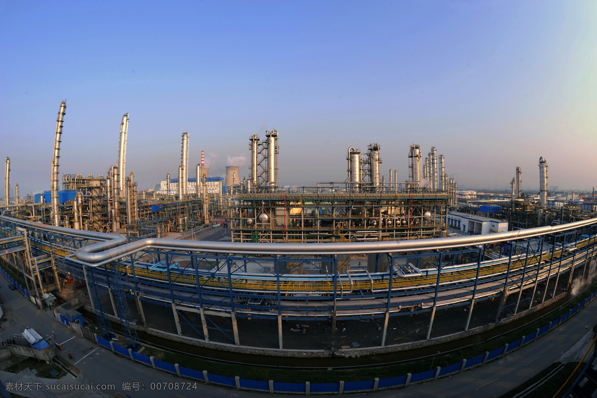 炼油装置 现代工业 炼油厂 大企业 工业生产 现代科技