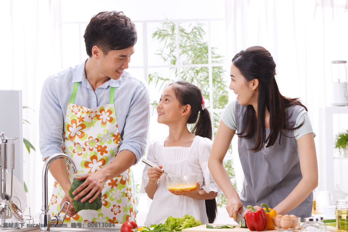 厨房一家人 厨房 一家人 亲子照 做饭 生活 人物图库 日常生活
