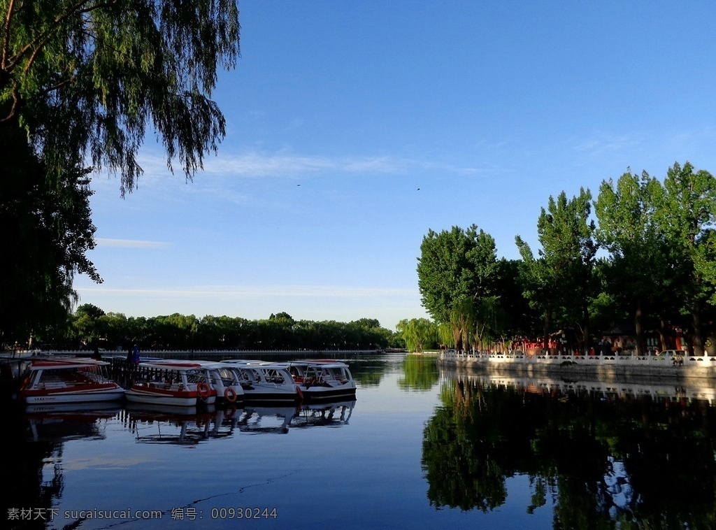 北京 后海 早晨 蓝天 白云 北京后海 海水 堤岸 绿树 游船 倒影 旅游摄影 国内旅游