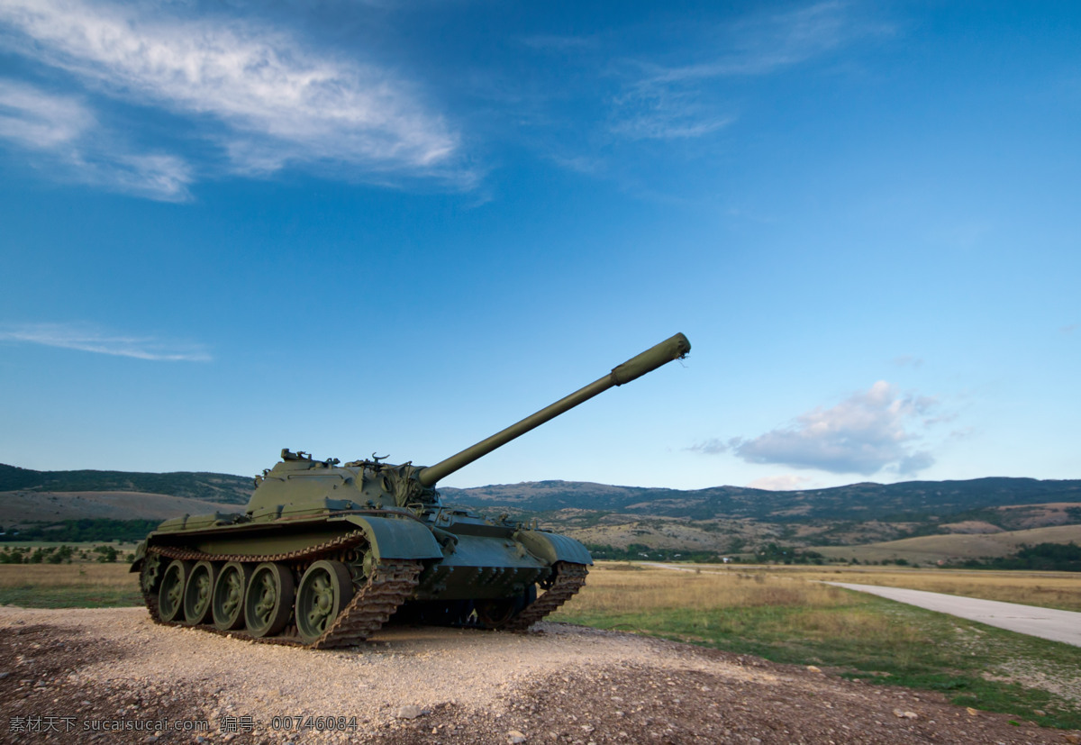 蓝天 白云 下 装甲车 坦克车 战争 军事 武器 军事武器 现代科技