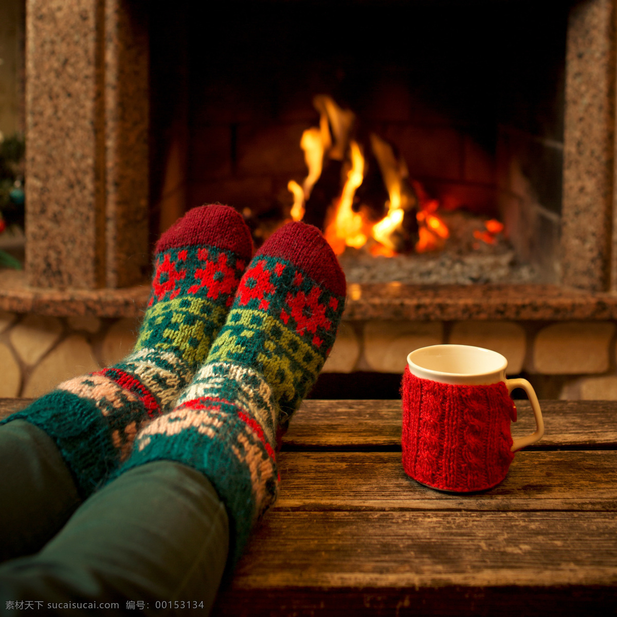 搭 木板 上 烤火 双脚 圣诞花纹袜子 水杯 炉火 壁炉 国外家庭 圣诞节 冬季 火焰图片 生活百科