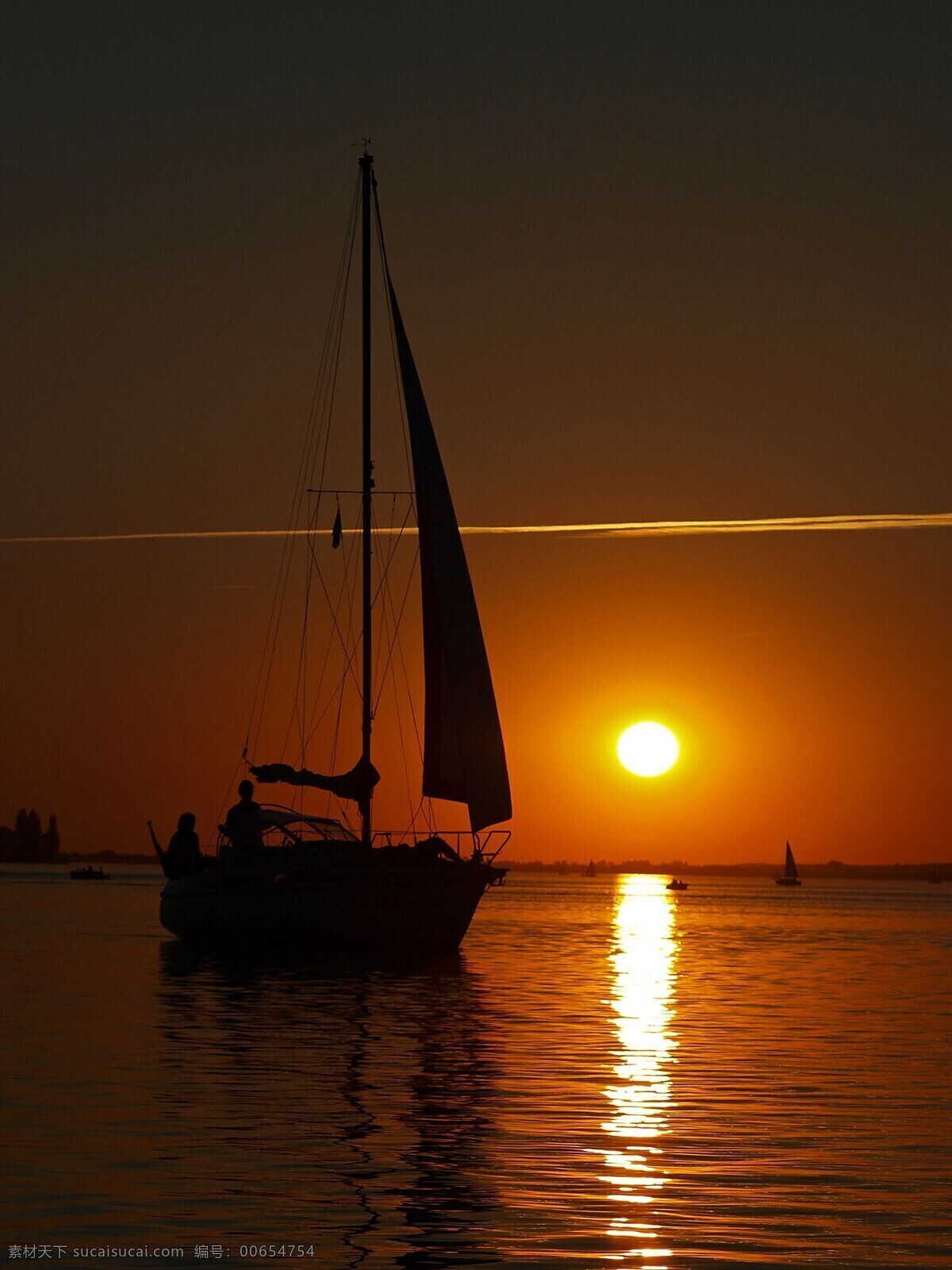 景观 水 帆船 太阳 黄昏 大海 波浪 海上黄昏 自然景观 山水风景