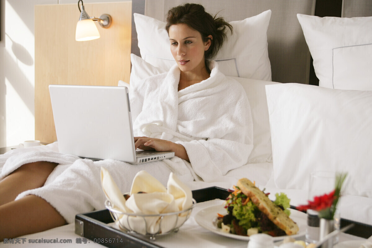 躺 床上 玩电脑 女人 家庭人物 外国女性 女性 外国夫妻 床 酒店 躺着 笔记本电脑 食物 美女图片 人物图片