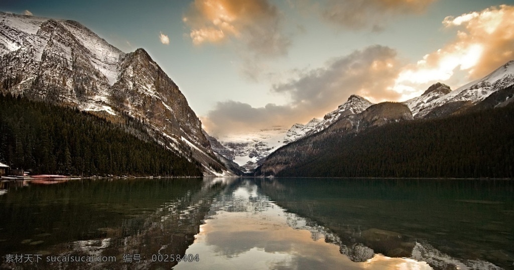 山峰中湖面 山峰 湖面 自然风景 旅游摄影