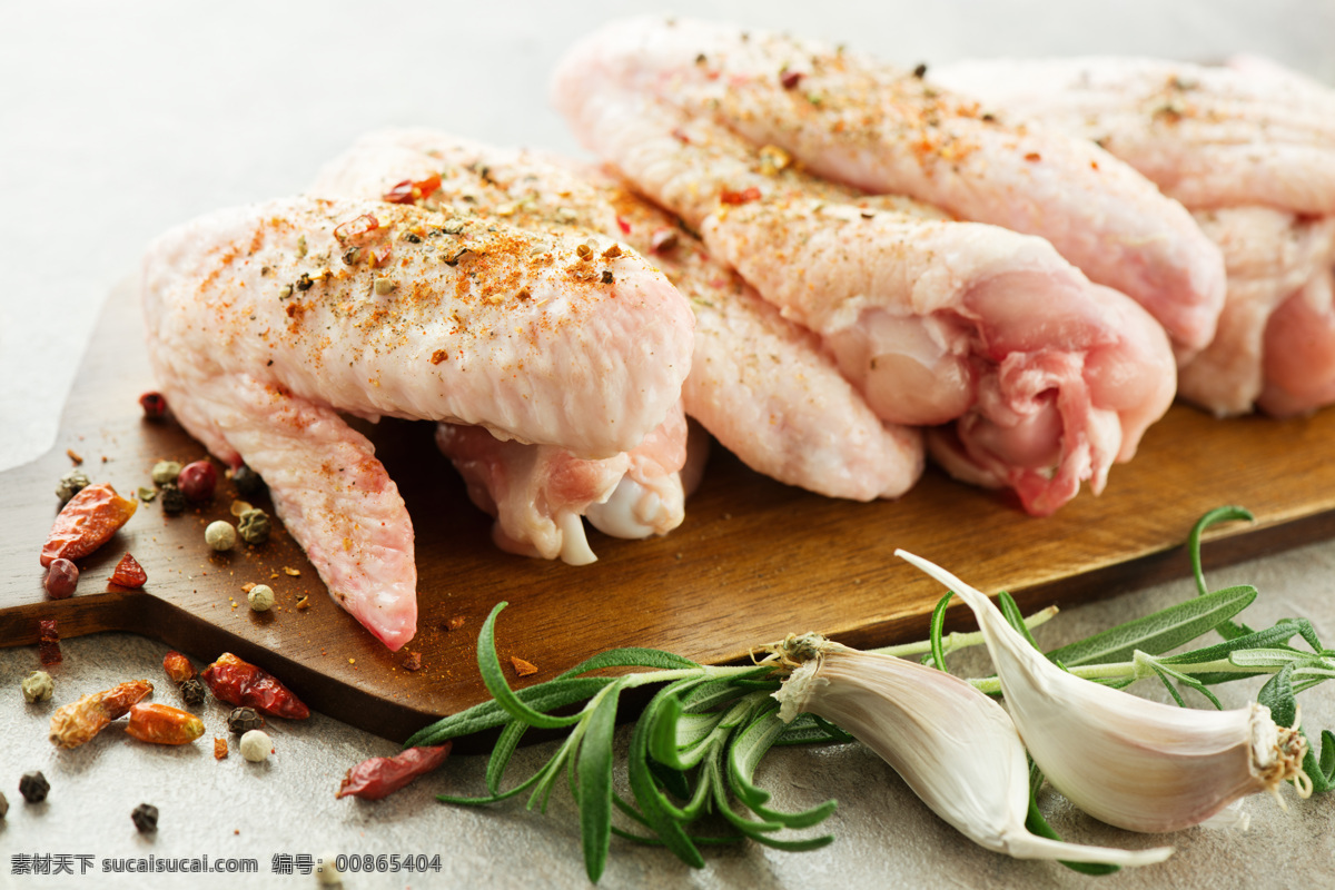 菜板 上 腌制 鸡翅 膀 新鲜 食材 肉类 鸡翅膀 美味 蔬菜 餐饮美食 食物原料