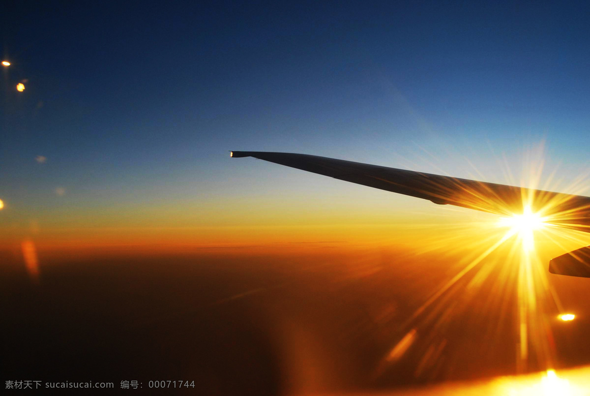日出东方 日出 太阳光 光芒 高空 云层 飞机 机翼 自然美景 自然风景 自然景观