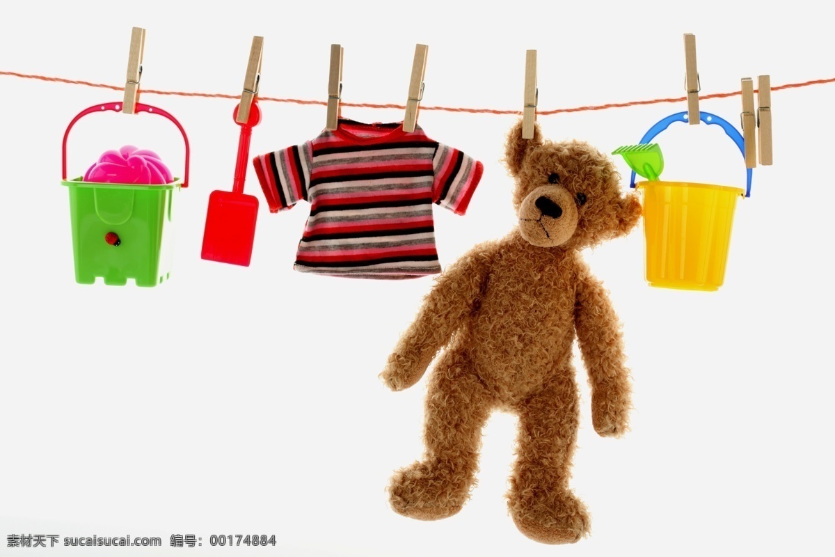晾 起来 玩具 衣服 晾绳 绳子 夹子 挂起来的玩具 玩具娃娃 熊 熊玩具 布娃娃 玩具桶 塑料桶 玩具铲子 塑料铲子 玩具衣服 儿童衣服 奶嘴 儿童玩具 游乐玩具 其他类别 生活百科