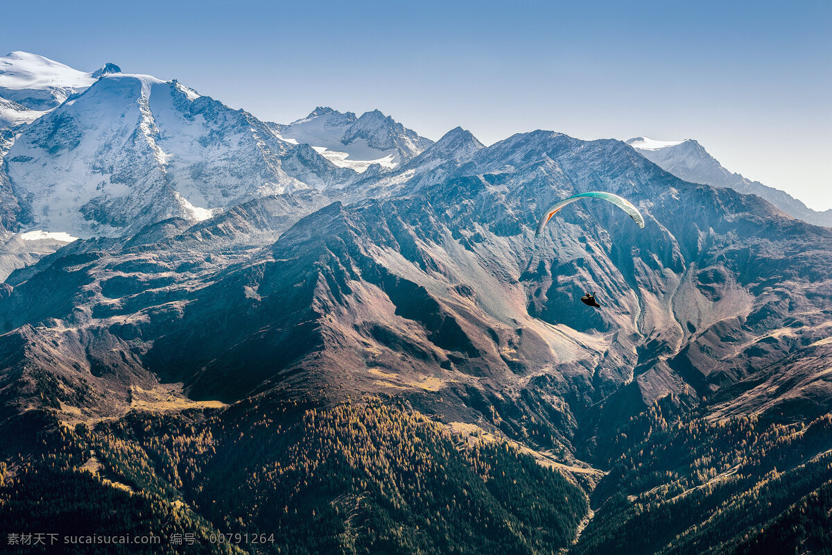 山脉 山峰 山 阳光 树木 植被 滑翔伞 降落伞 自然 壮观 自然景观 自然风景