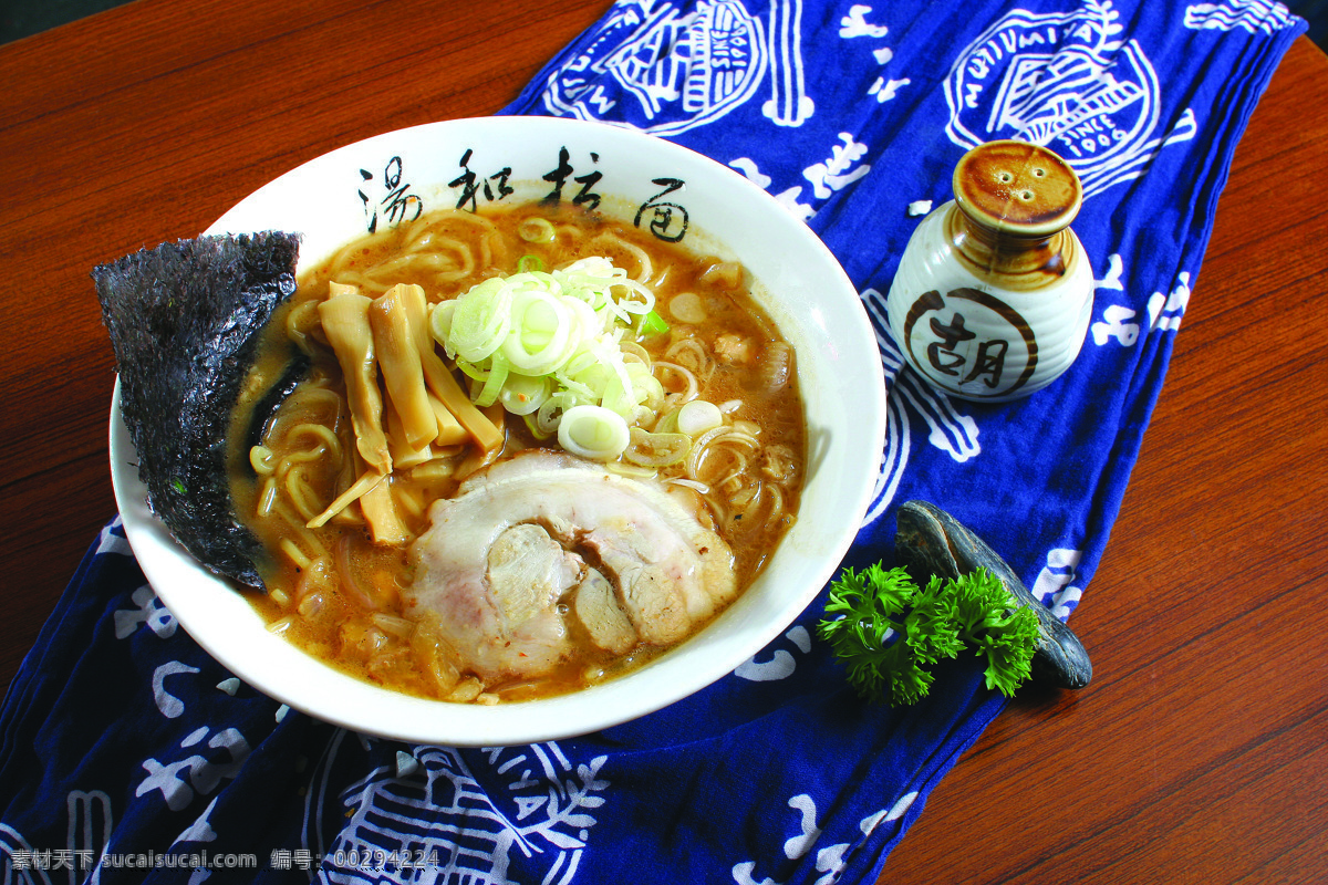 红味拉面 紫菜 辣椒 蓝印花布 日本 拉面 香菜 桌子 美食 日本美食图片 美味 鲜美 摄影图片 西餐美食 餐饮美食