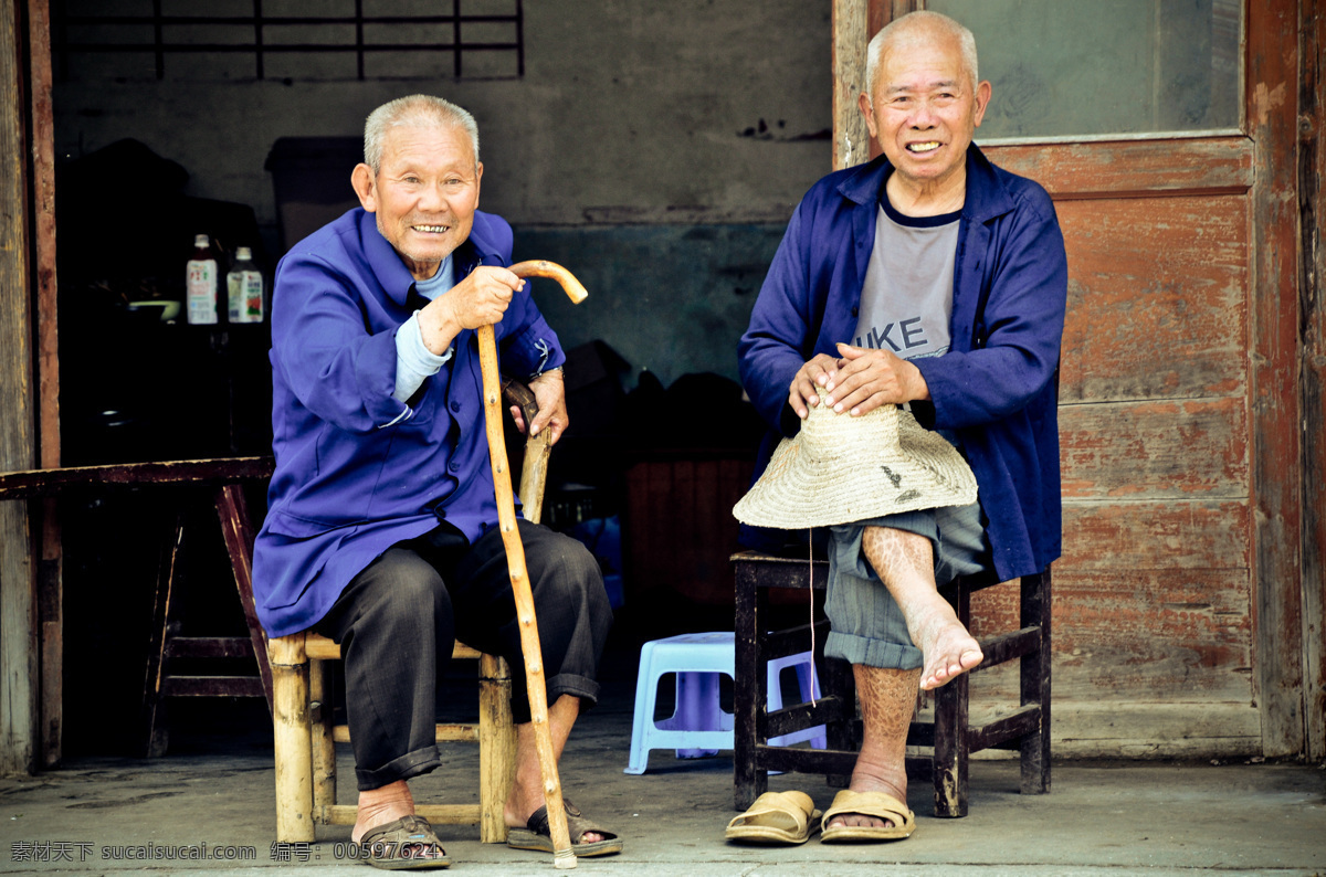 两个 坐 老头 两个老头 坐着的老头 蓝衣服 手杖 草帽 安逸 聊天 小凳子 人物摄影 人物图库