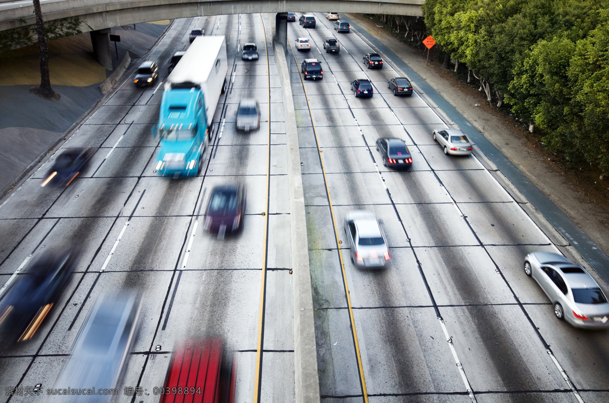 公路 上 高速 行驶 车辆 交通工具 高速行驶 轿车 其他类别 生活百科 灰色