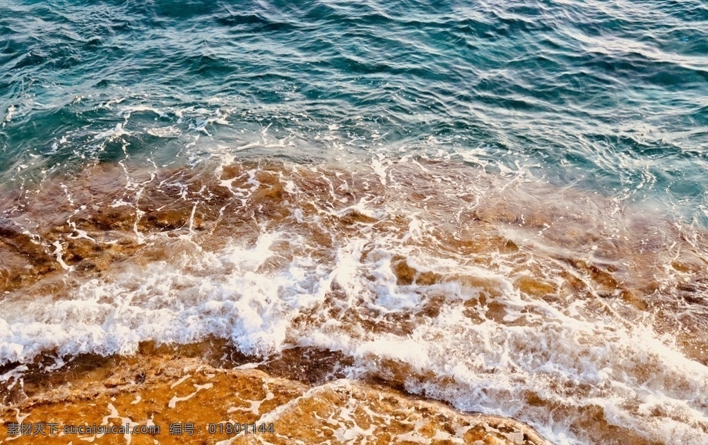 海水波浪沙滩 海浪 沙滩 大海 浪花 免费 高清 背景素材 背景 蓝色 深蓝色 海水 清澈 白色 米色 阴影 海报背景 设计背景 风景 自然景观 自然风景