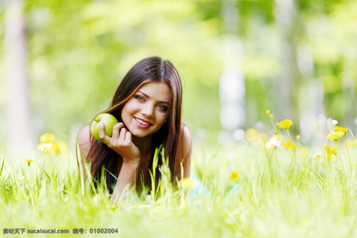 苹果 草地 上 美女图片 美女 假日 休闲 干净 明媚 户外 旅行 人物 女性 意境 唯美 休息 坐着 站立 眺望远方 女性女人 生活人物 人物图片