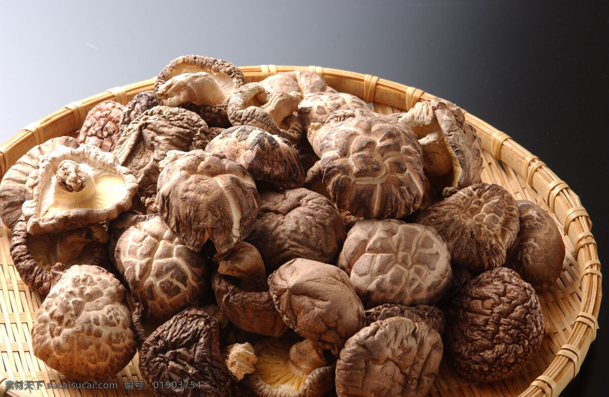 干香菇 冬菇 又名椎茸 珍贵副食品 野珍品 营养价值高 食用菌 抗癌防癌食材 菌菇类食材 做法吃法甚多 食物原料种种 食物原料 餐饮美食