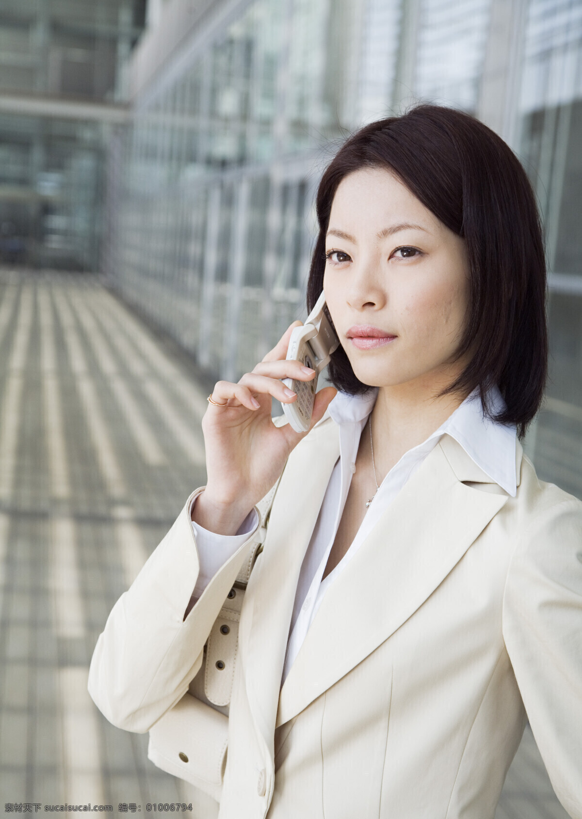 通电话 职业女性 商业素材 职业人物 商务美女 白领 职场 自信 笑容 打电话 讲电话 手机 商务人士 人物图片