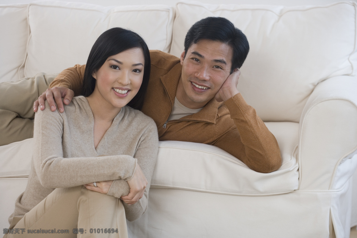 沙发 上 躺 夫妻 躺着沙发 舒适 尊贵 高贵 高雅 亲密 浪漫 开心 微笑 生活人物 恩爱的夫妻 情侣图片 人物图片