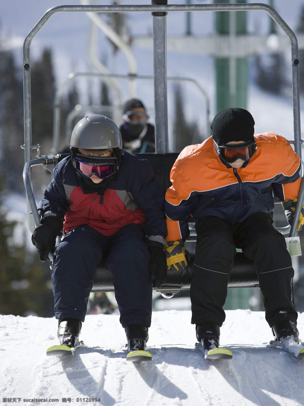 坐在 滑雪 车上 夫妻 滑雪场 滑雪运动 滑雪服 滑雪工具 滑雪图片 生活百科