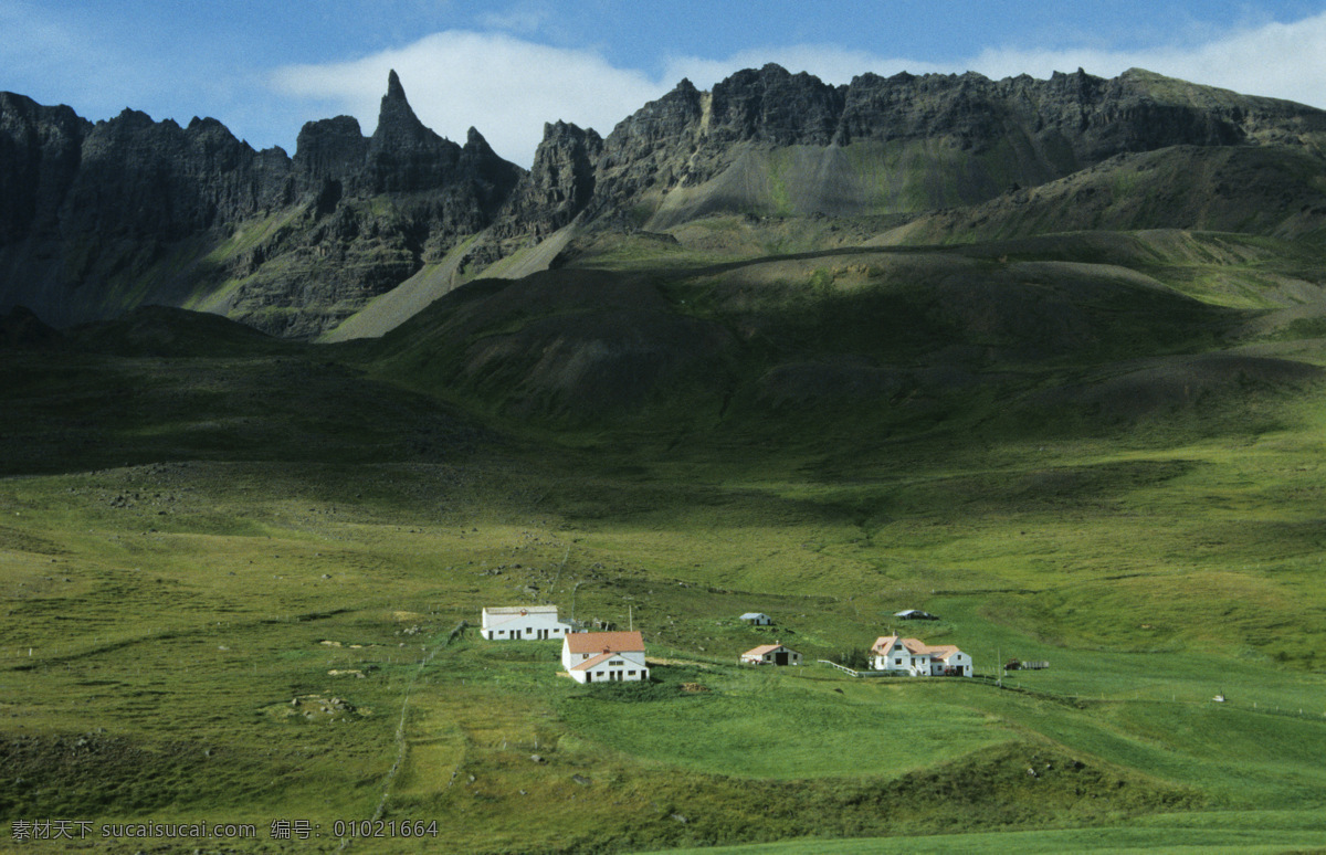 高原 盆地 美景 山峰 房子 自然风光 仙境 风景 景色 摄影图 旅游 旅游景点 著名景点 风景旅游区 高清图片 山水风景 风景图片