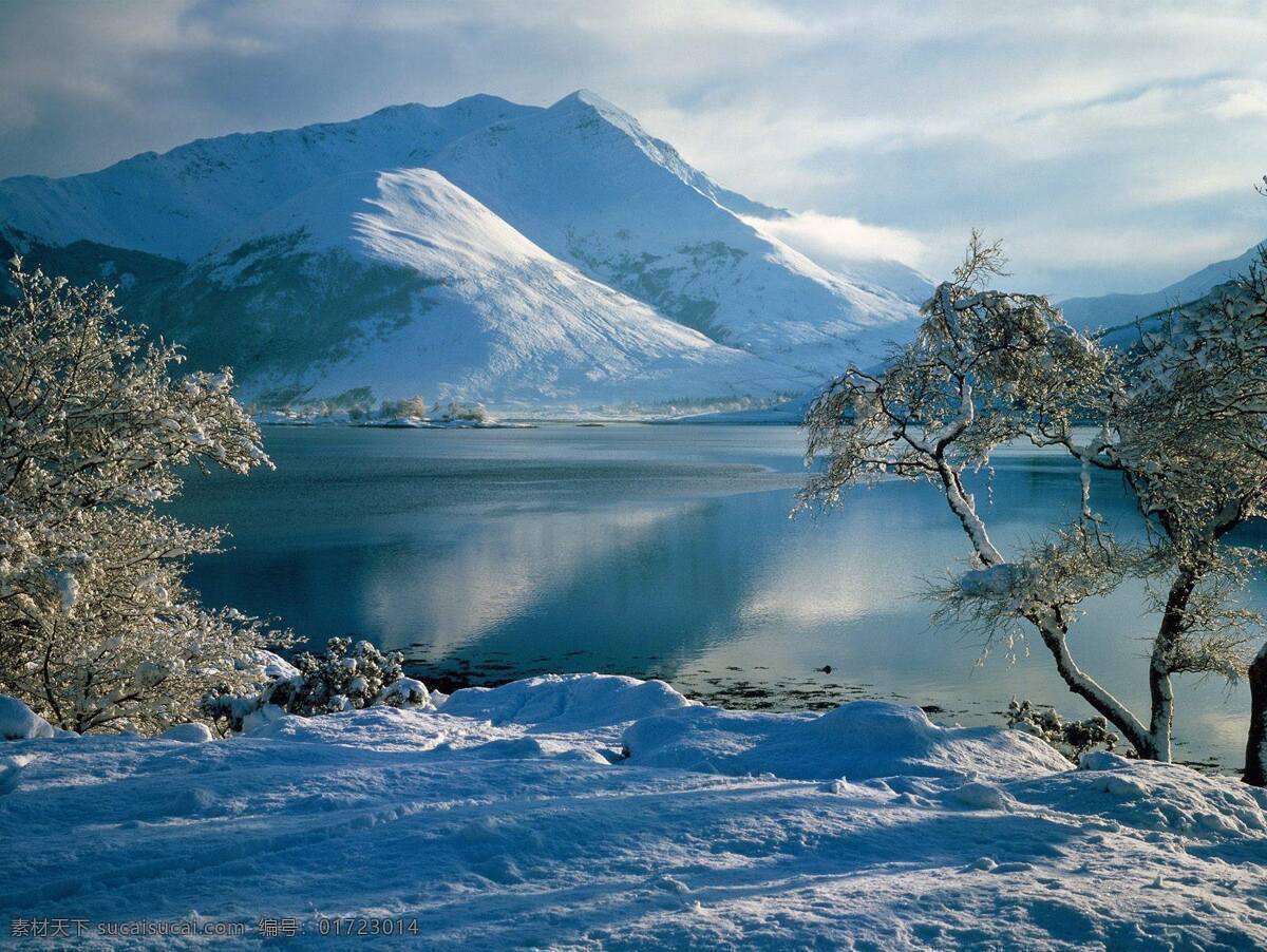 雪山平湖 雪山 远景 树林 湖水 倒影 云彩 天空 自然景观 山水风景 雪景风光素材 摄影图库
