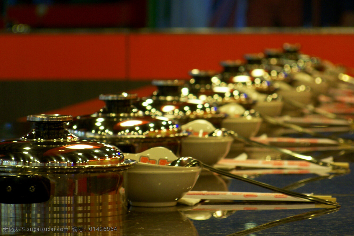 火锅 餐具 餐饮美食 餐桌 传统美食 大红 金属 筷子 暖色 一排 碗 勺子 各地美食 psd源文件