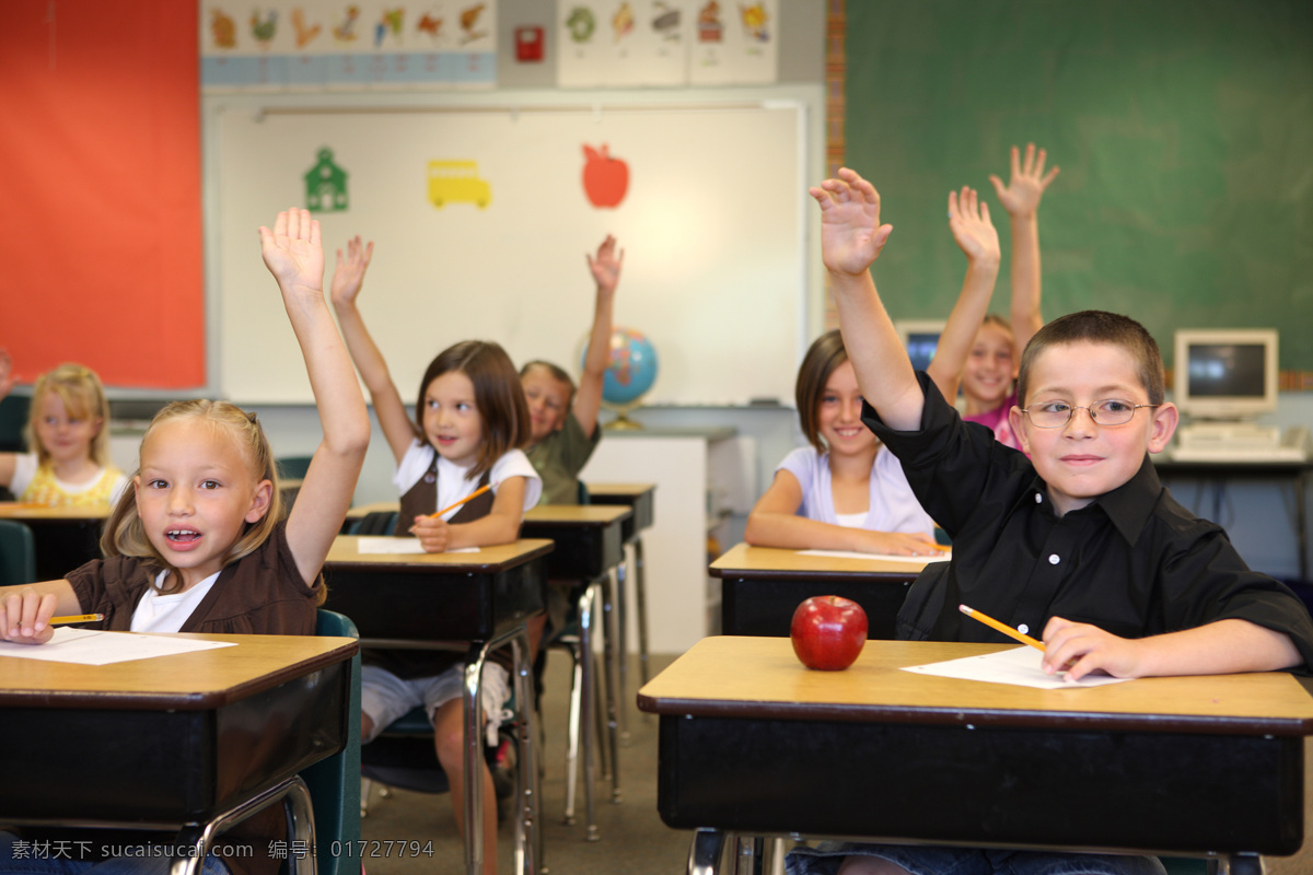 举手 回答 问题 儿童 课堂 上课举手 教室 苹果 老师 黑板 微笑 学生 小男孩 小女孩 学习 教育 儿童图片 人物图片