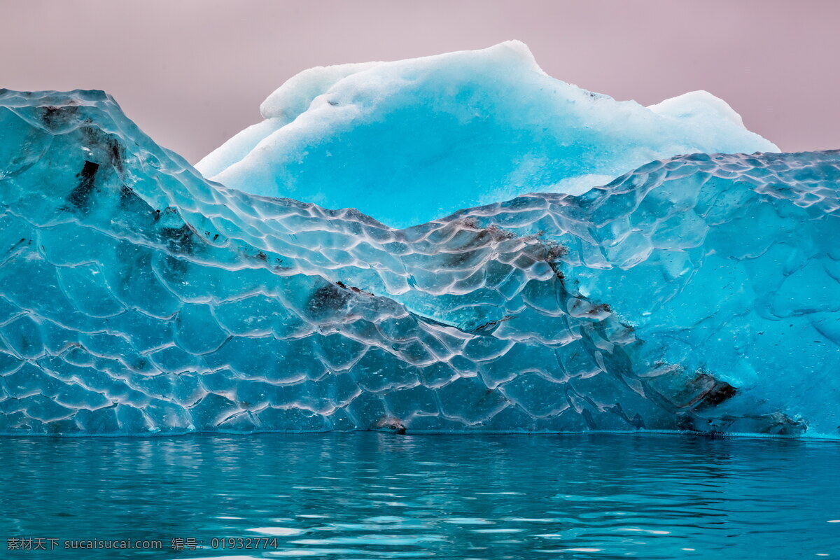 唯美冰山图片 唯美 冰山 冰川 冰河 冰块 石块 结冰 冰雪融化 河流 河道 海上冰川 岩石 巨石 礁石 寒冬 冬季 冰山风景 自然风光 青色 天蓝色