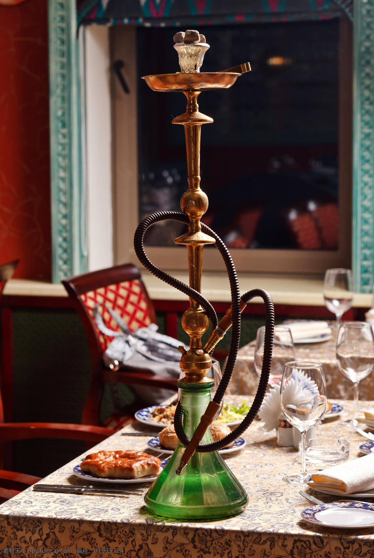 餐桌 上 水 烟壶 高脚杯 美食 阿拉伯水烟 烟具 水烟壶 烟壶摄影 红酒杯 其他类别 生活百科 黑色