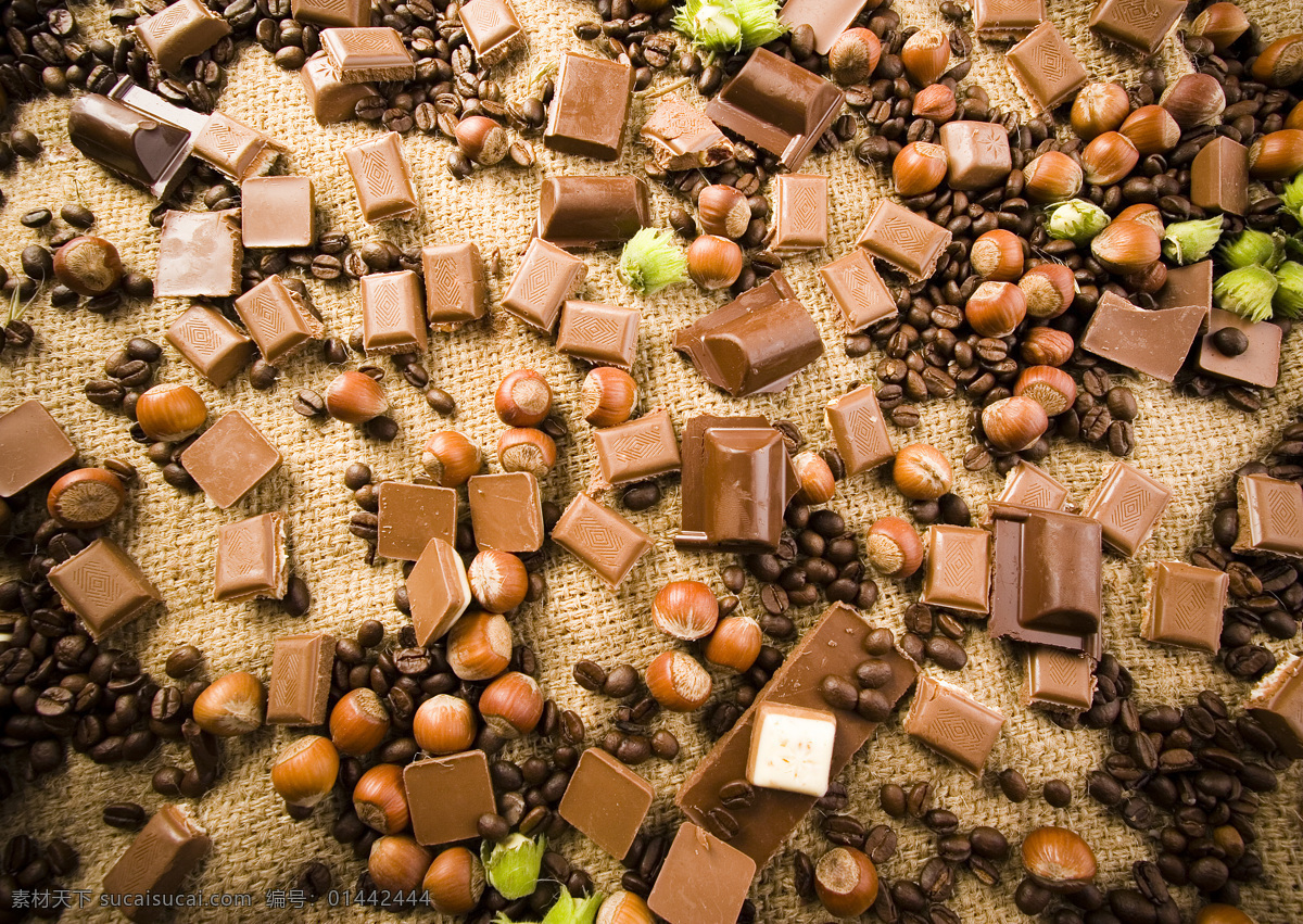 麻布 上 面的 巧克力 咖啡豆 坚果 榛子 零食 食物 点心图片 餐饮美食