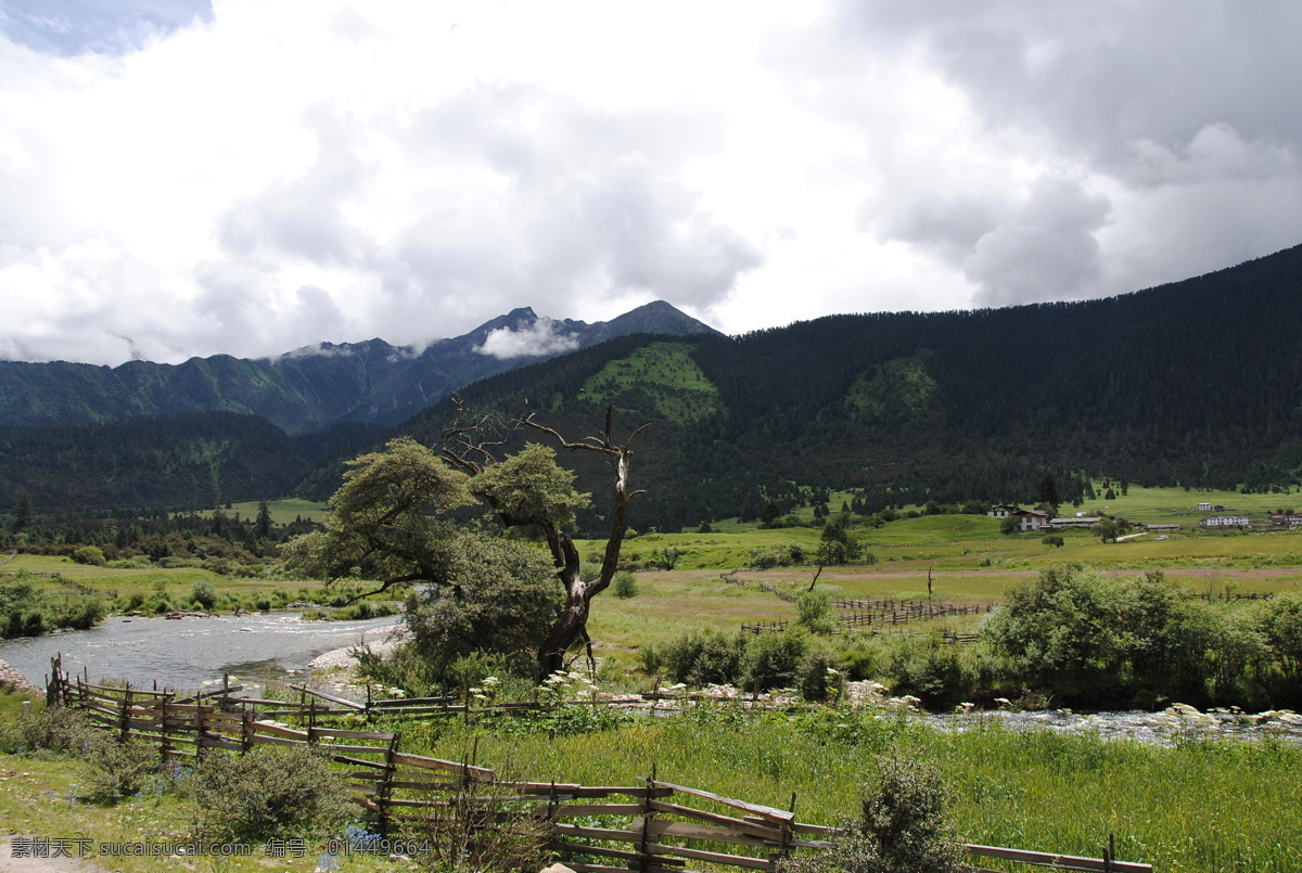 大山 脚下 村庄 大山风景 天空 雾 大山图片 流淌的小河 风景 生活 旅游餐饮