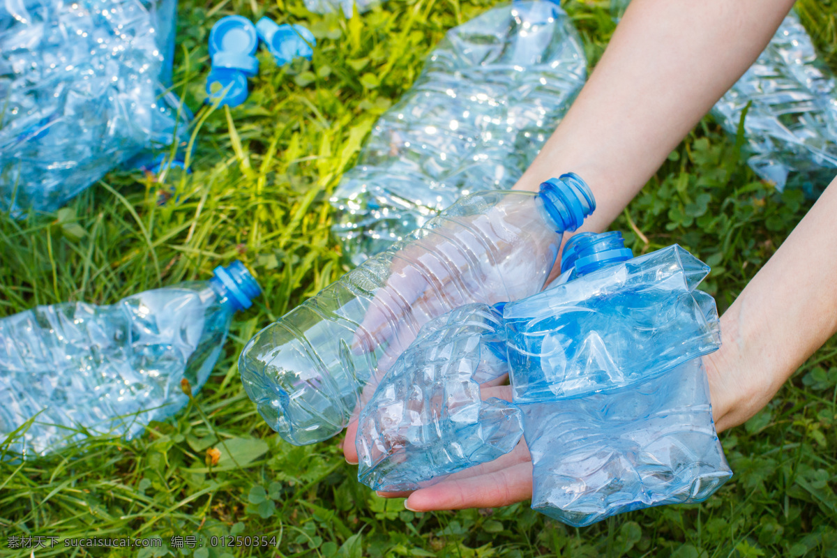 捡 塑料瓶 垃圾 捡垃圾 白色污染 保护环境 污染 环境 环保 塑料垃圾 环保意识 绿色健康 公益宣传 公德 摄影图片 生物世界 花草