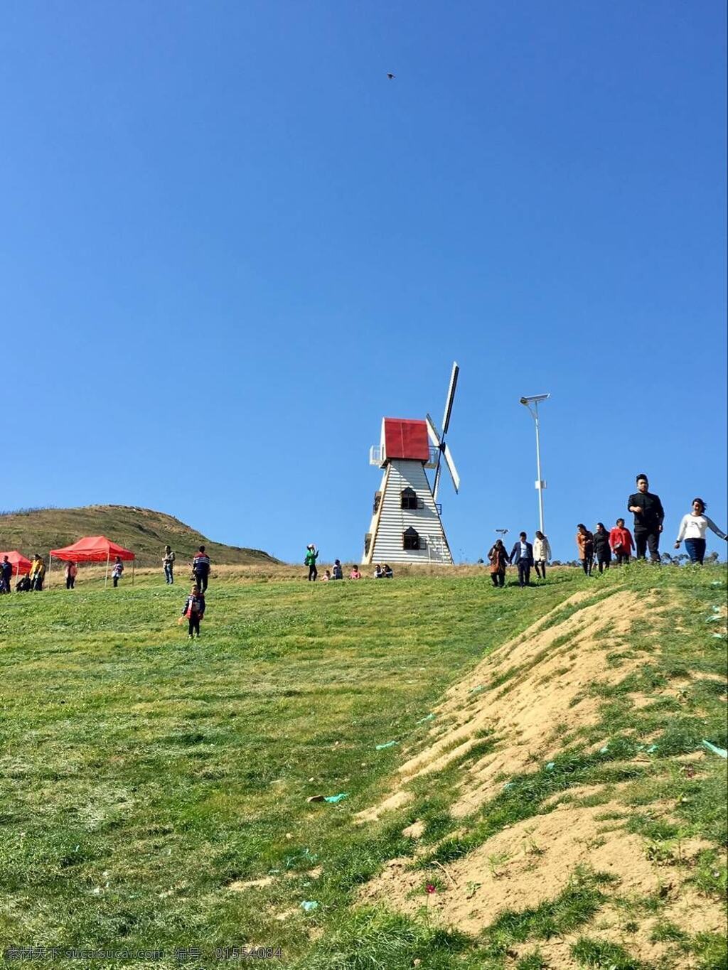 风车 草地 蓝天 白云 房屋 自然景观 自然风景