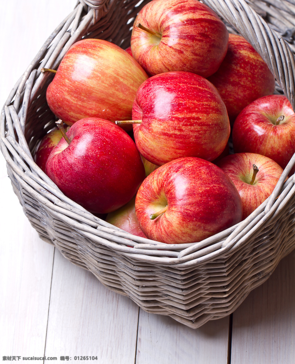 箩 框 里 红苹果 苹果 新鲜水果 美味水果 有机水果 水果蔬菜 水果摄影 苹果图片 餐饮美食