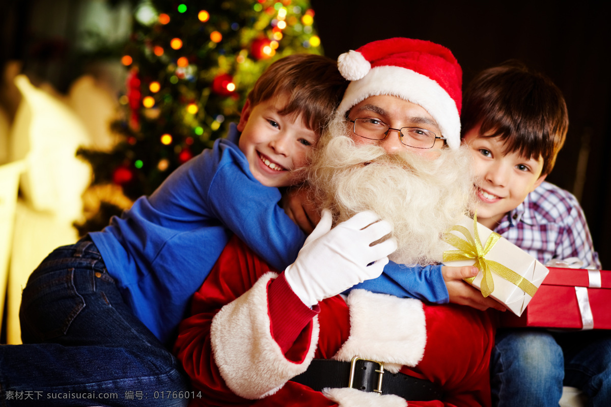 圣诞老人 可爱 小 男孩 圣诞节 儿童 外国儿童 小男孩 圣诞礼物 礼包 新年快乐 老人图片 人物图片